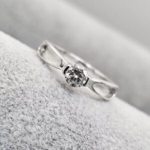 Solitaire Ring with side channels in Sterling Silver 925